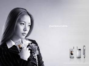 uwin电竞官网娱乐平台 ゴールが書かれた色紙を手にする三浦銀次 海スロット DeNAからドラフト4位で指名された鳳大出身投手・三浦銀次投手（21）が